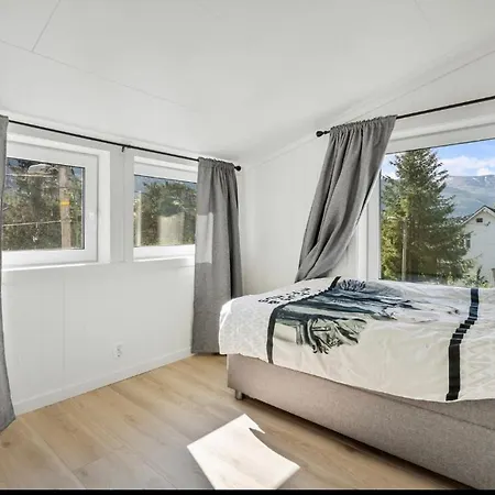 Et Fint Og Stort Enebolig Sentralt I Voss! Casa de Férias Voss