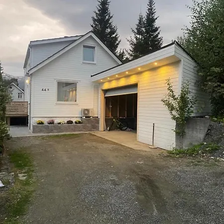 Et Fint Og Stort Enebolig Sentralt I Voss! Holiday home